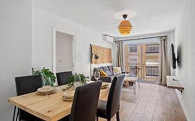 3 Dormitorios, 2 Banos Y Balcon